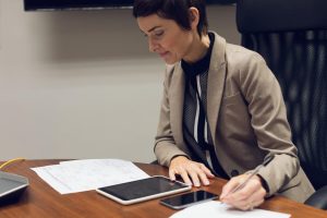 Illustration comparing online notary vs traditional notary in 2026